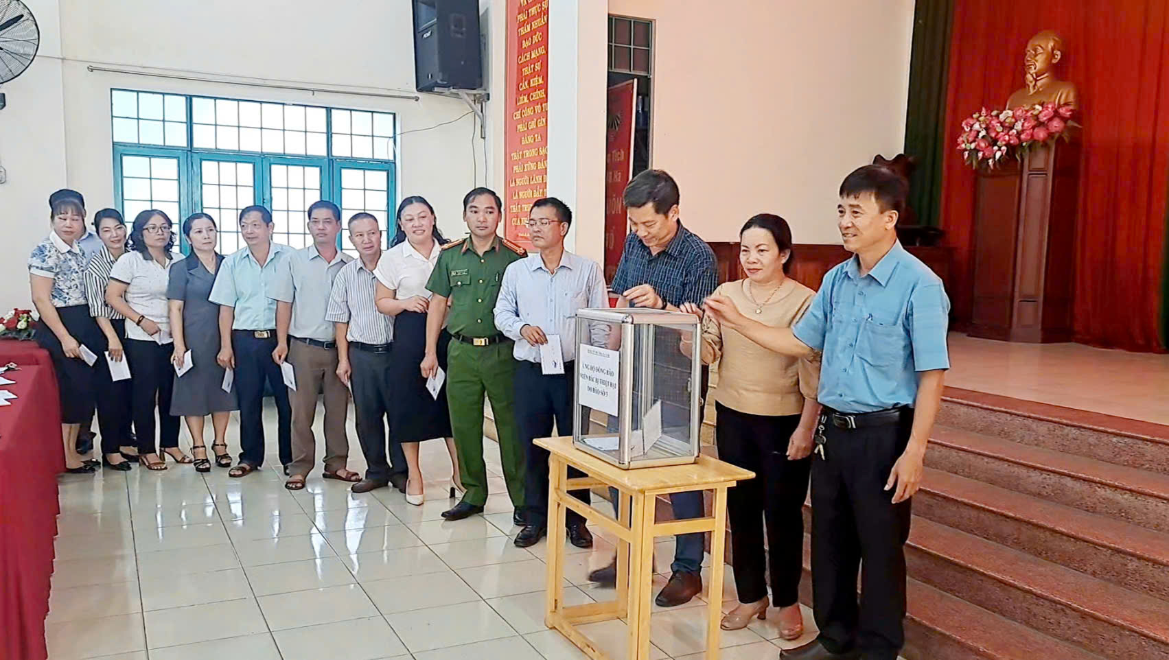 HÌNH 2 - DANG UY PHUONG KEU GOI UNG HO